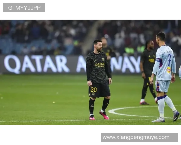 足球明星们的绝技揭秘：从梅西的过人到C罗的任意球技巧全解析